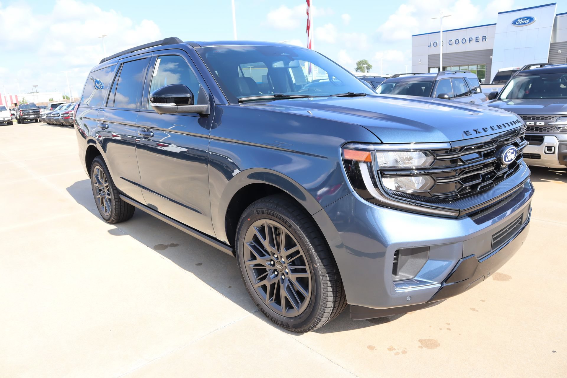 New 2027 Ford Expedition Platinum w/ Stealth Appearance Package AWD/4WD image 1
