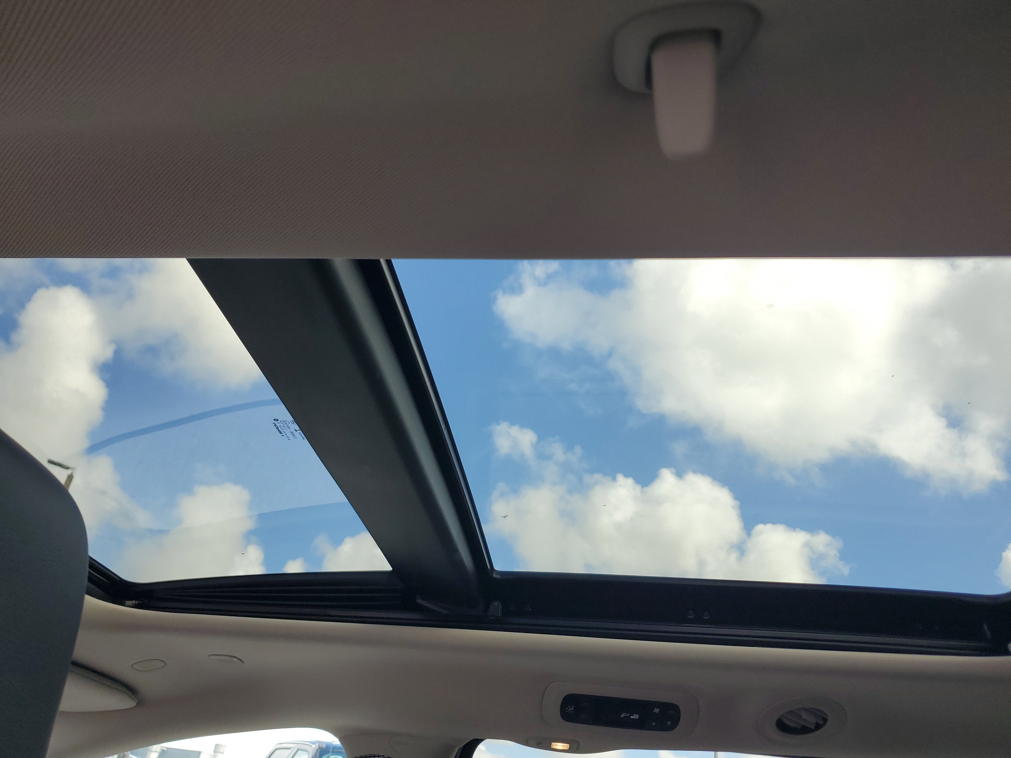 Used 2023 Chrysler Pacifica Limited w/ Uconnect Theater Family Group image 12