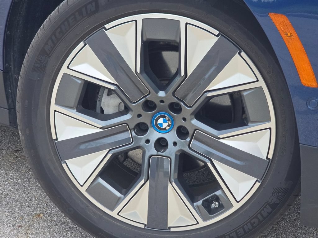 Used 2022 BMW iX xDrive50 w/ Convenience Package AWD/4WD image 10