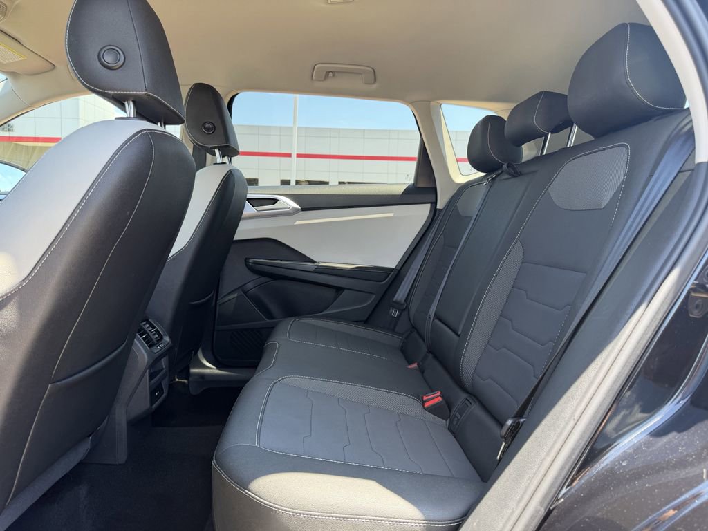 Used 2025 Volkswagen Taos SE FWD image 29