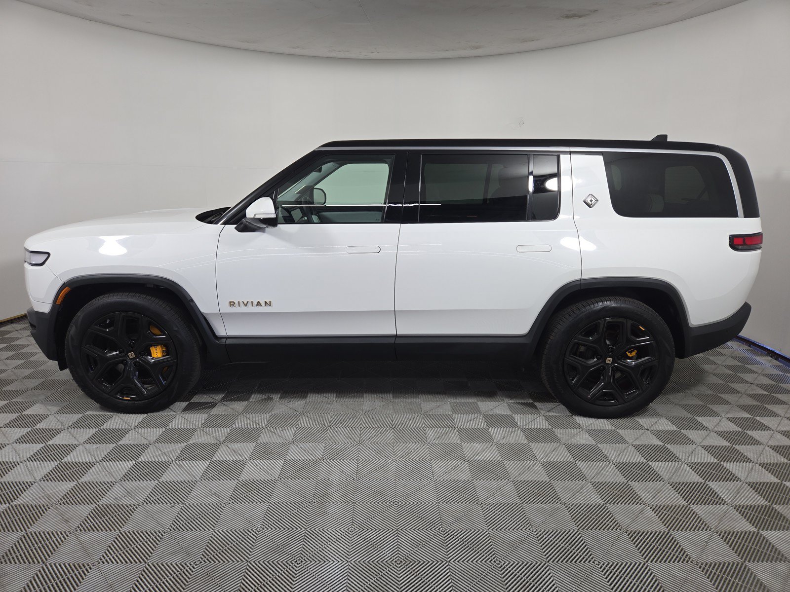 Used 2023 Rivian R1S Launch Edition AWD/4WD image 2