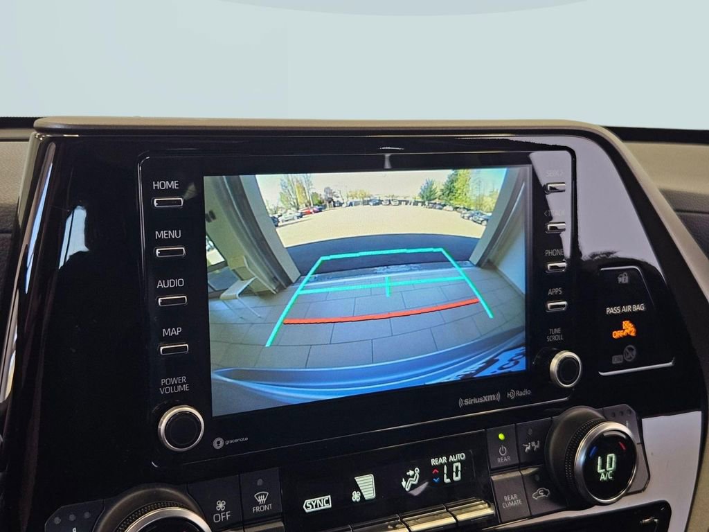 Used 2022 Toyota Highlander XLE AWD/4WD image 19