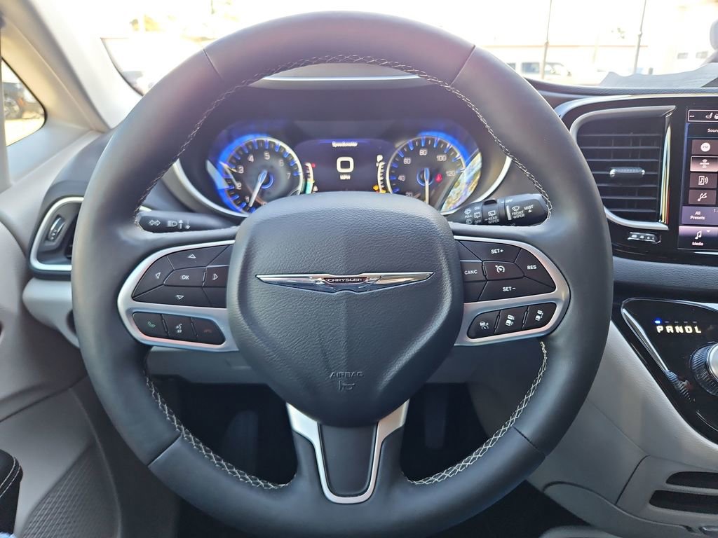 Used 2024 Chrysler Pacifica Touring-L image 10