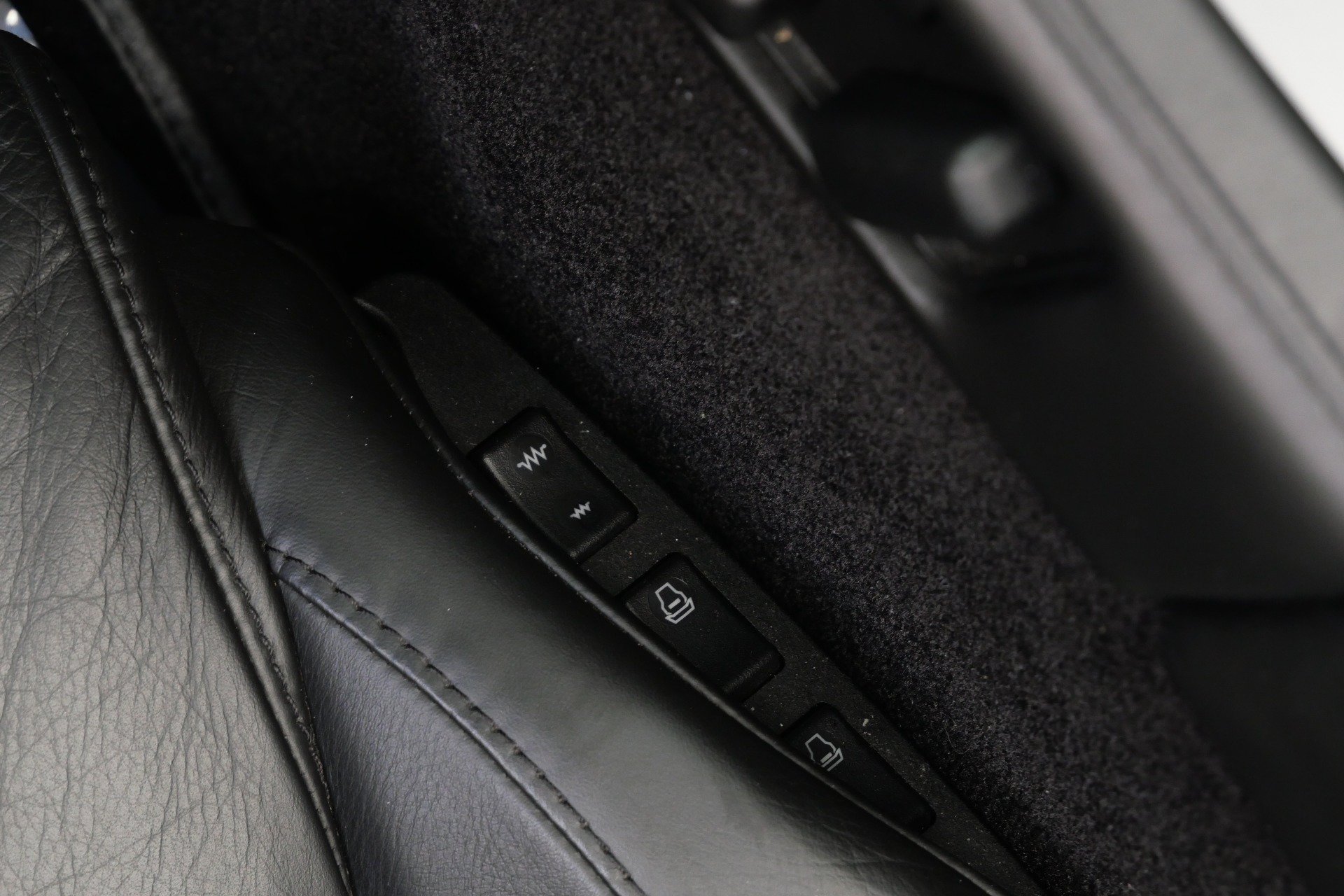 Used 2008 Aston Martin DB9 Volante RWD image 32
