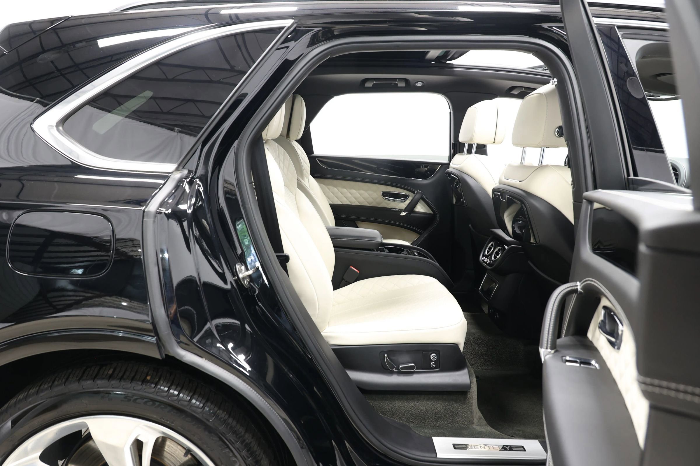 Used 2017 Bentley Bentayga image 74