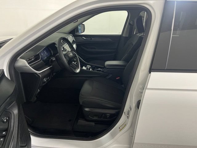 Certified 2023 Jeep Grand Cherokee Laredo w/ Luxury Tech Group I AWD/4WD image 17