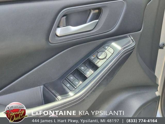 Used 2025 Nissan Rogue SV FWD image 15