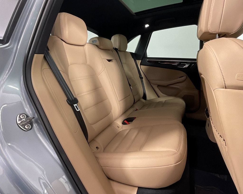 Certified 2025 Porsche Macan AWD/4WD image 26