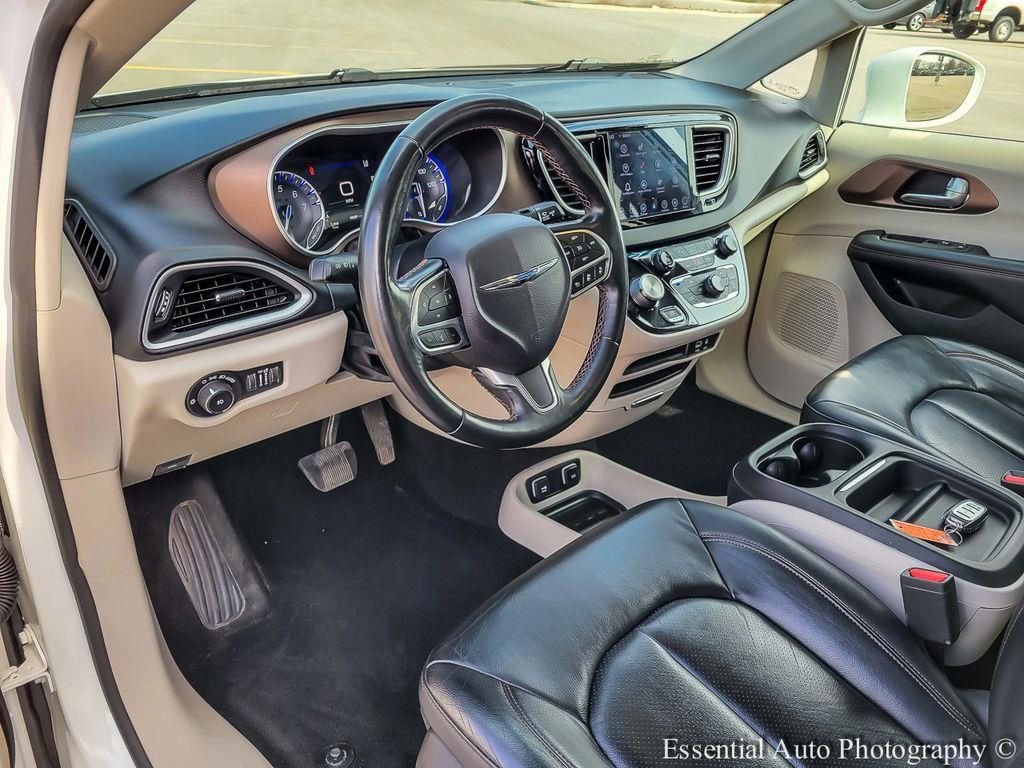 Used 2019 Chrysler Pacifica Touring-L w/ Advanced Safetytec Group image 9