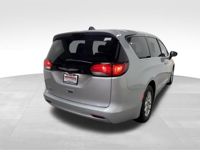 Used 2022 Chrysler Voyager LX FWD image 7