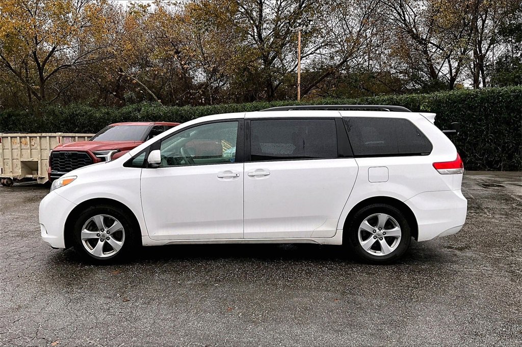 Used 2012 Toyota Sienna LE image 7