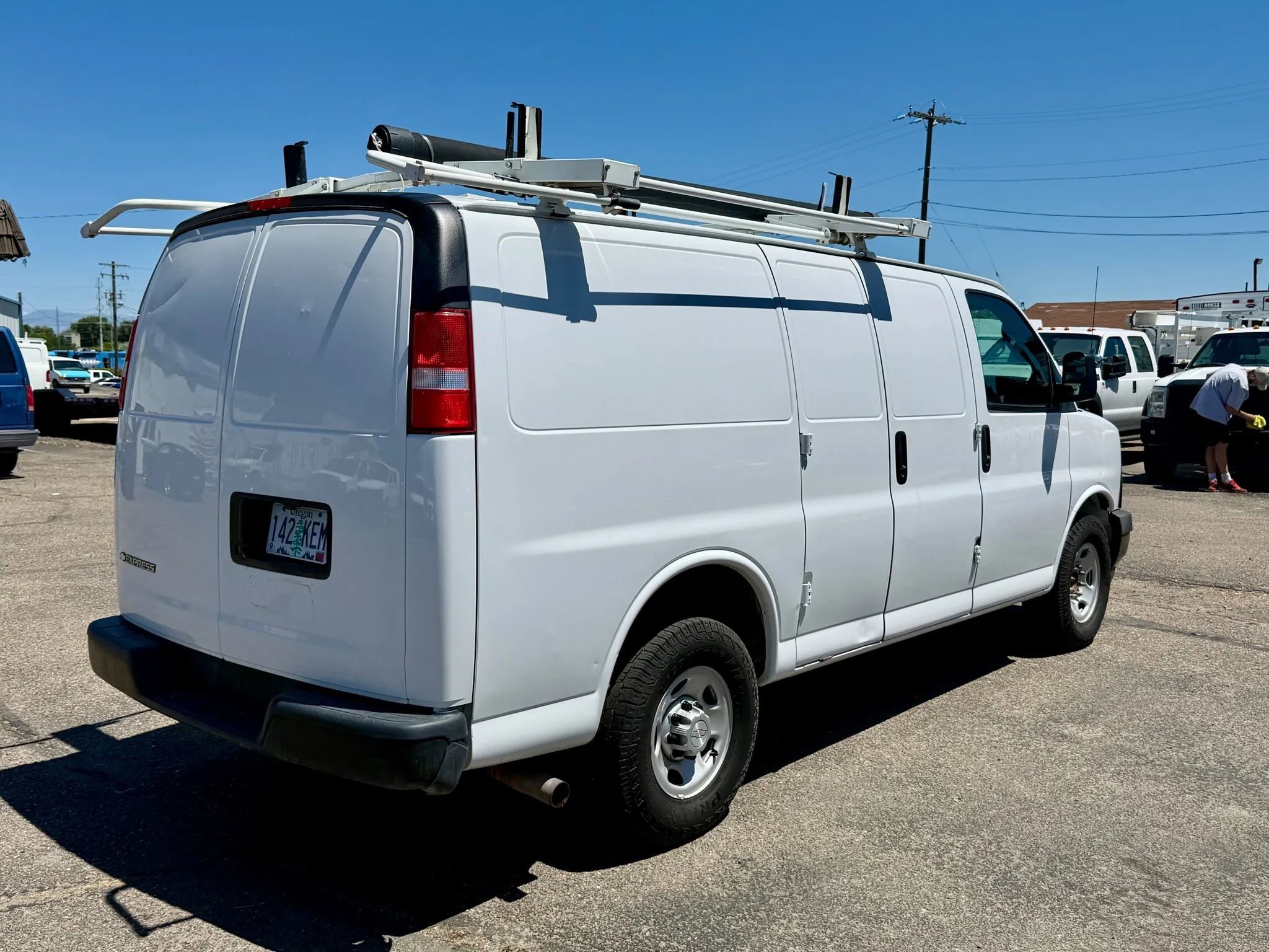 Used 2017 Chevrolet Express 2500 Van 3D image 5