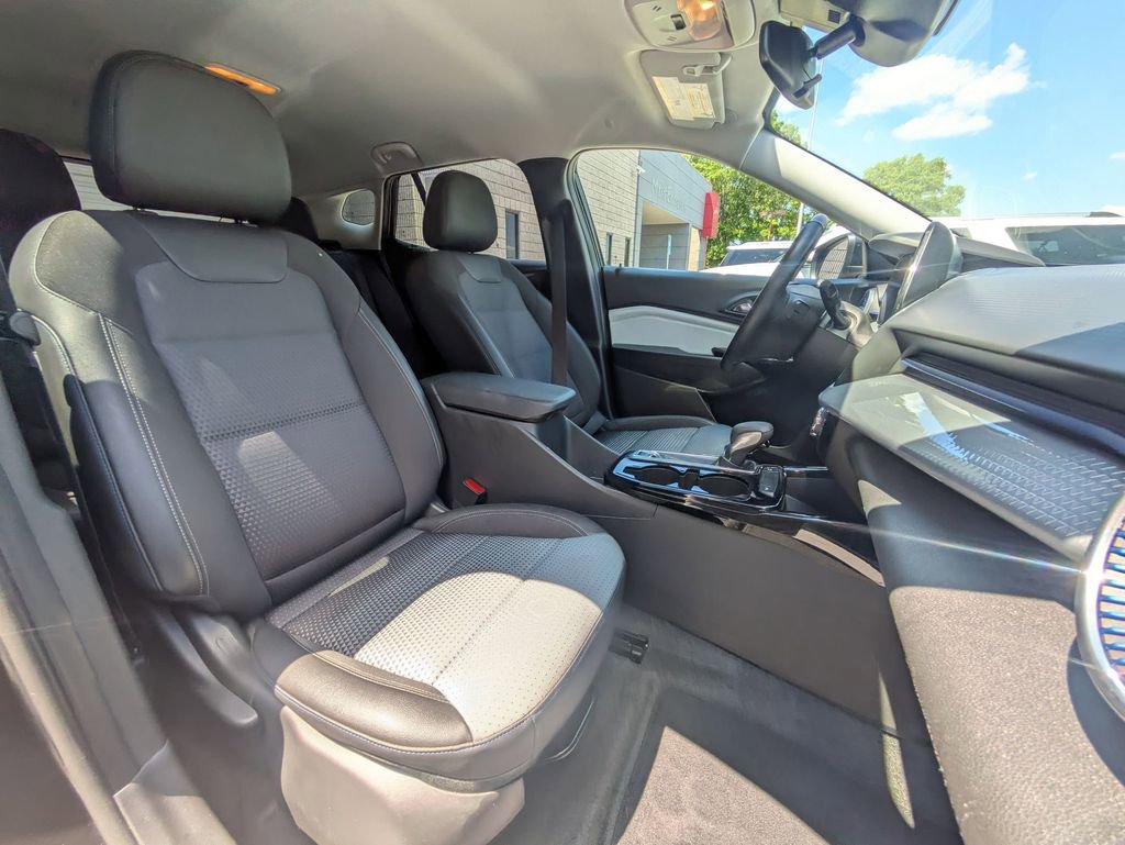 Used 2025 Chevrolet Trax LT w/ LT Convenience Package FWD image 29