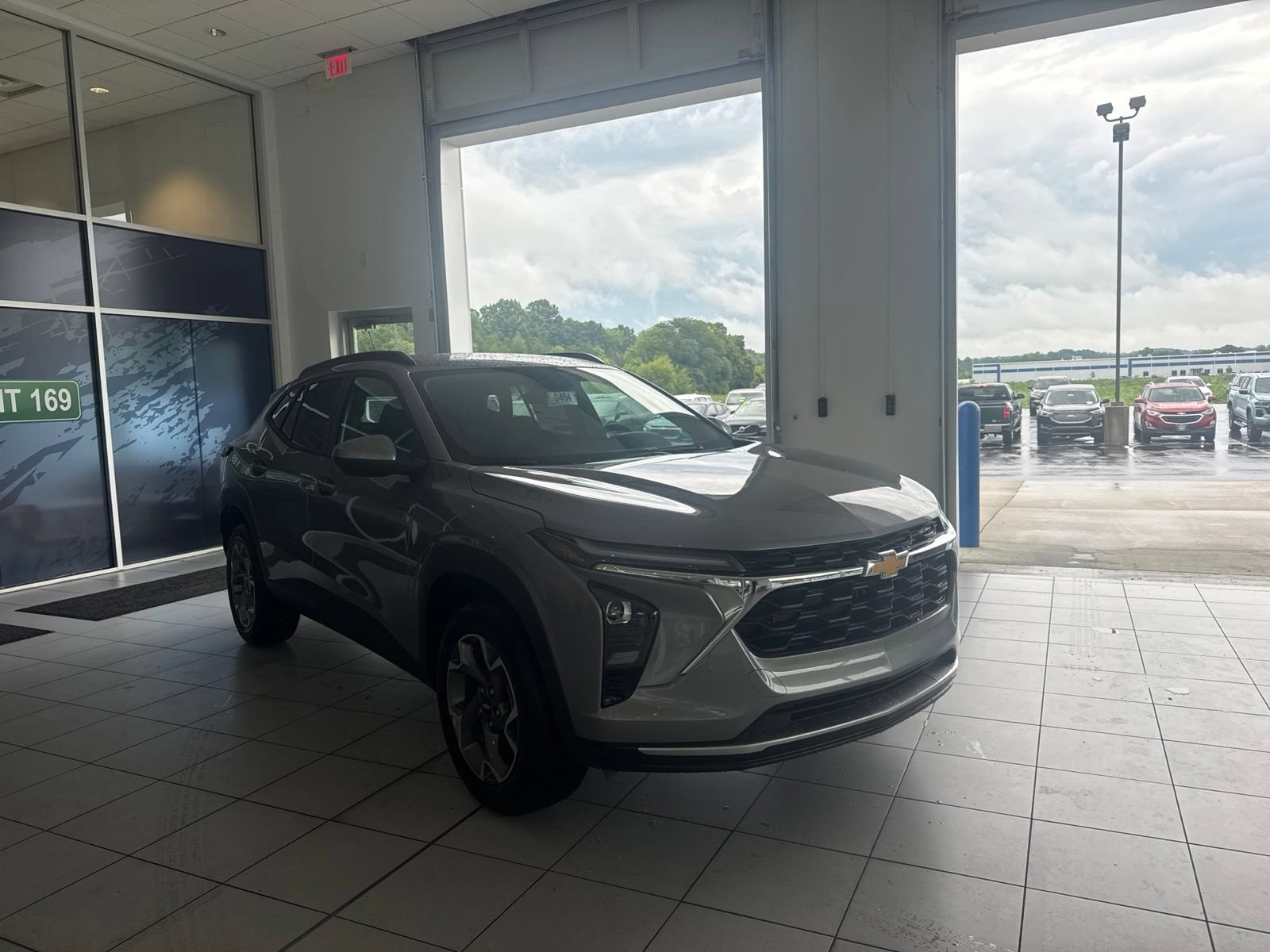 New 2026 Chevrolet Trax LT w/ LT Convenience Package FWD image 3