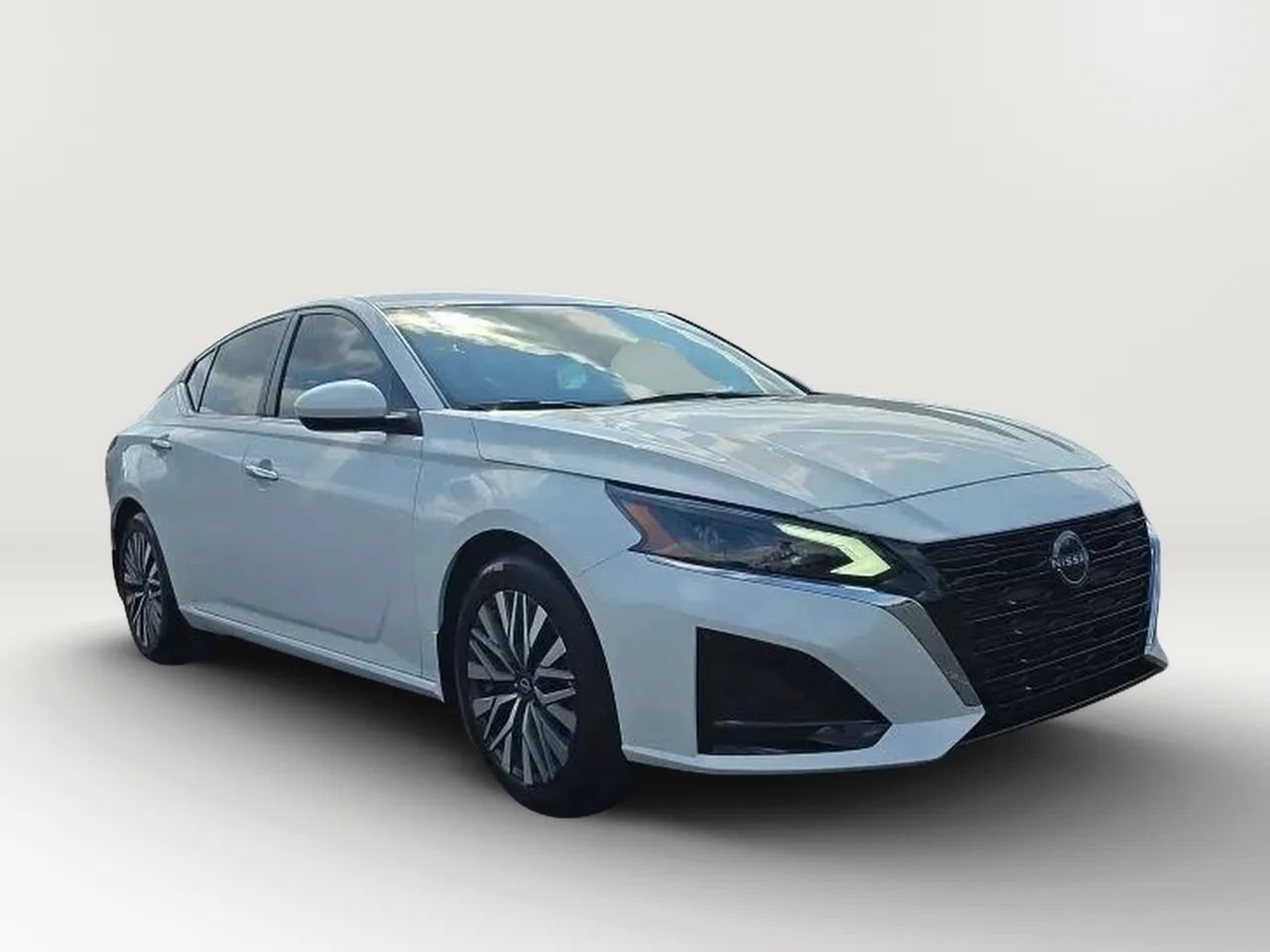 Used 2024 Nissan Altima 2.5 SV w/ SV Premium Package FWD image 3