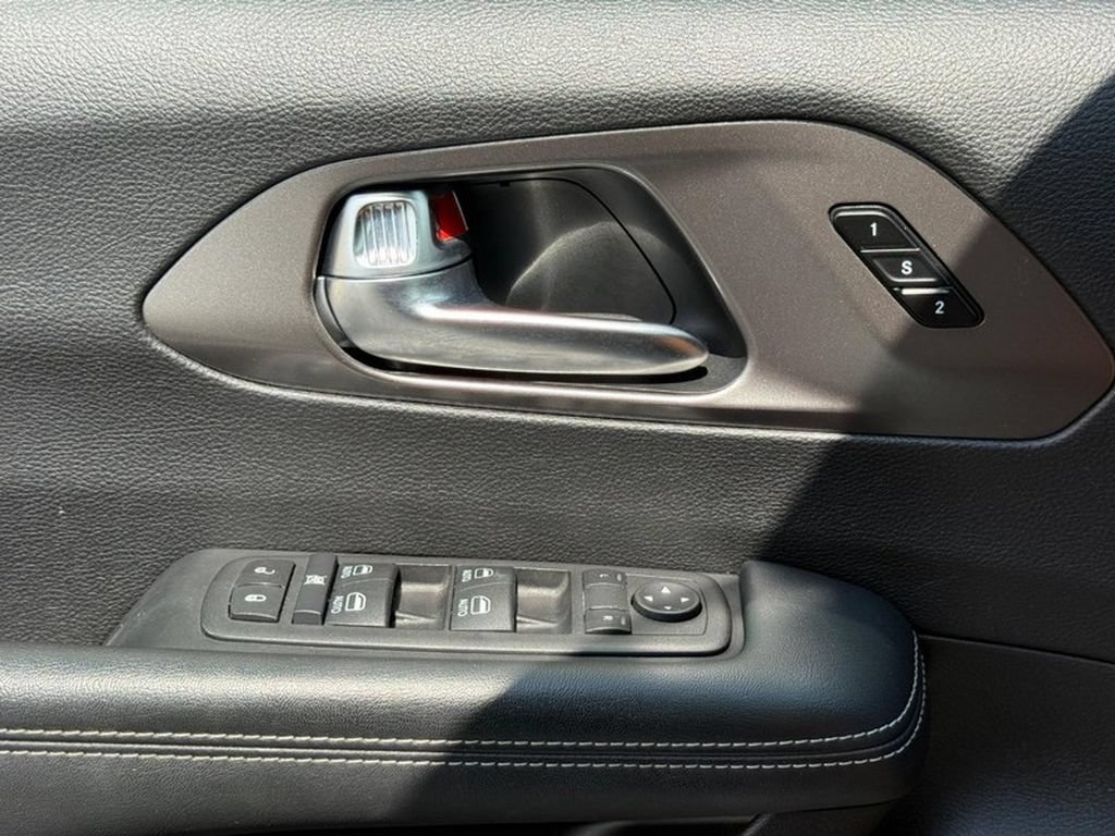 Used 2025 Chrysler Pacifica Select FWD image 30
