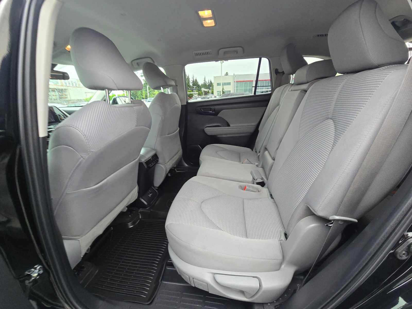 Used 2023 Toyota Highlander LE AWD/4WD image 16