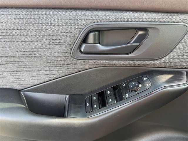 Used 2023 Nissan Rogue S image 17