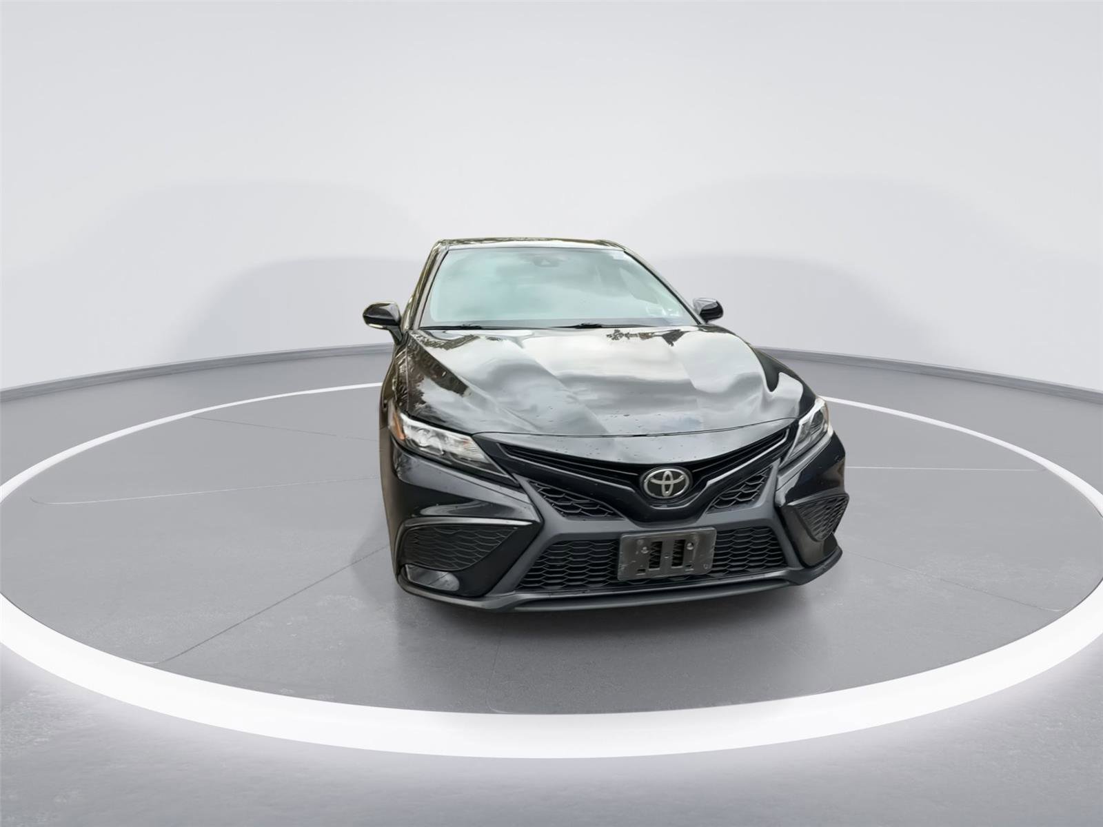 Used 2023 Toyota Camry SE image 3