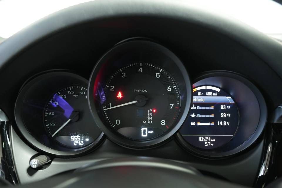Certified 2025 Porsche Macan AWD/4WD image 14