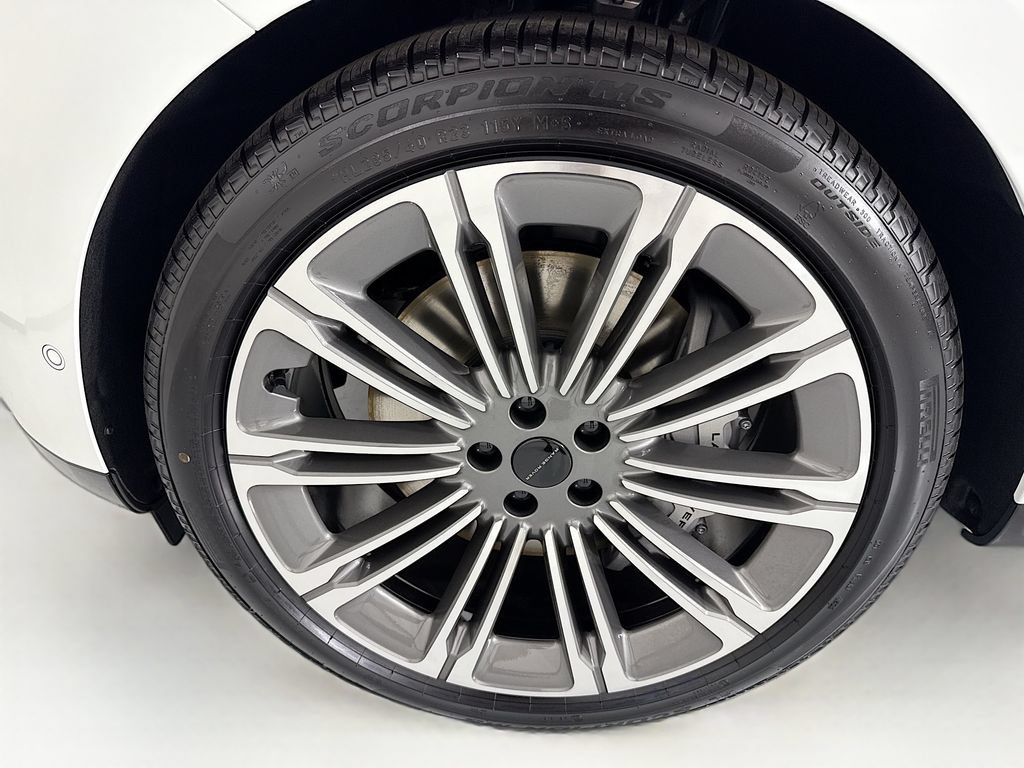 New 2026 Land Rover Range Rover Long Wheelbase SE AWD/4WD image 32