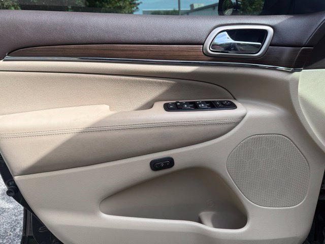 Used 2016 Jeep Grand Cherokee Overland AWD/4WD image 12