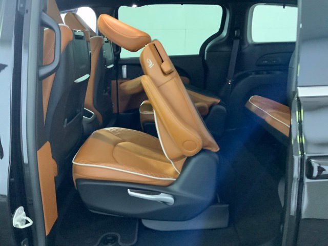 Used 2024 Chrysler Pacifica Pinnacle AWD/4WD image 37