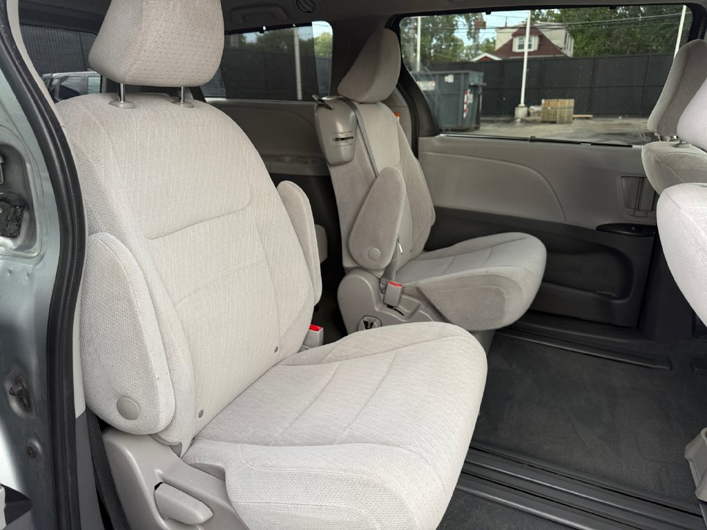 Certified 2020 Toyota Sienna LE FWD image 20