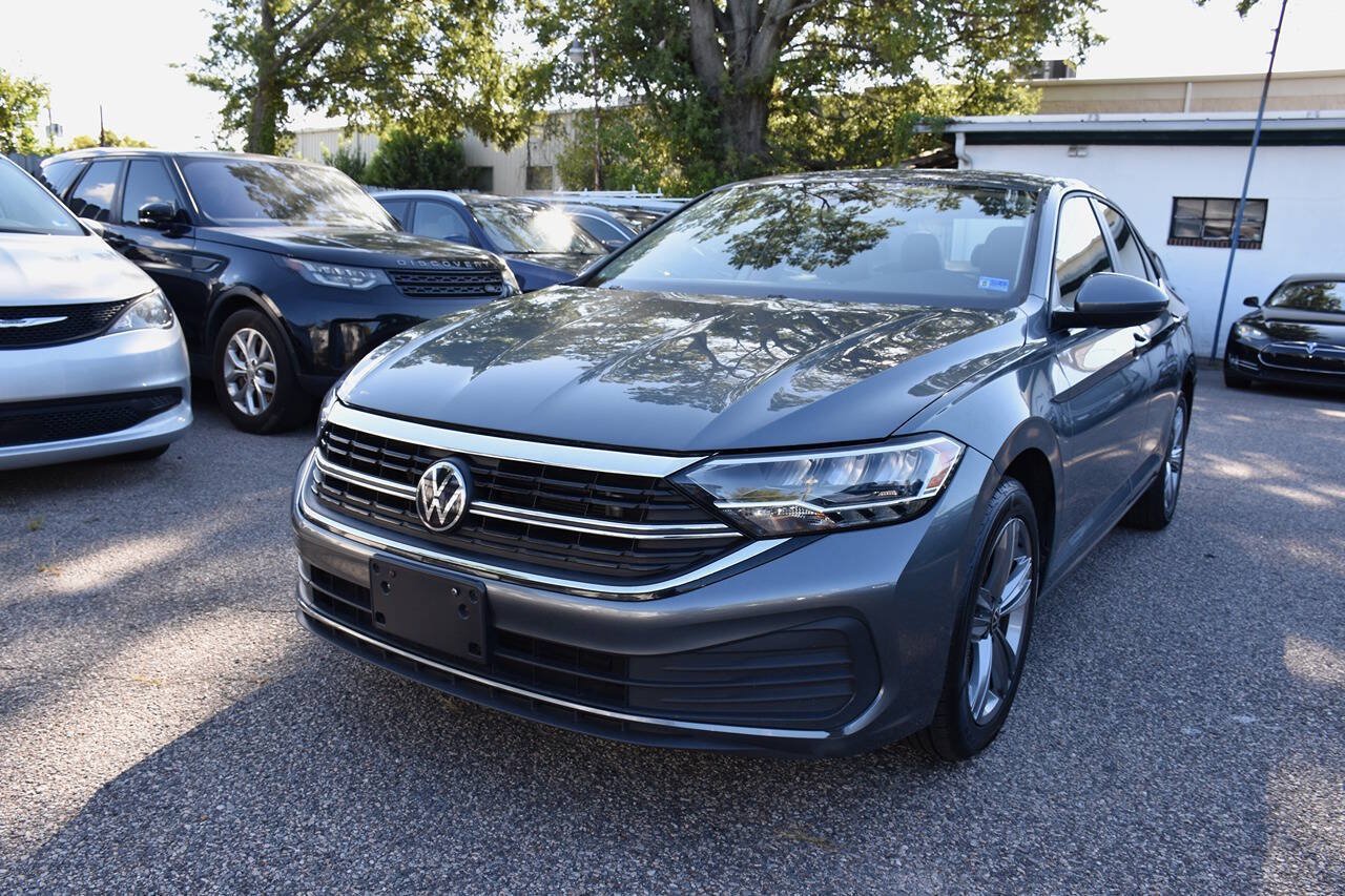 Used 2024 Volkswagen Jetta SE FWD image 2