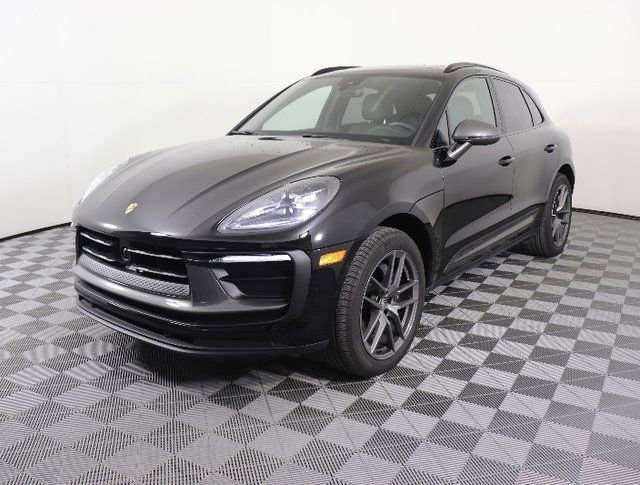 Used 2025 Porsche Macan image 1