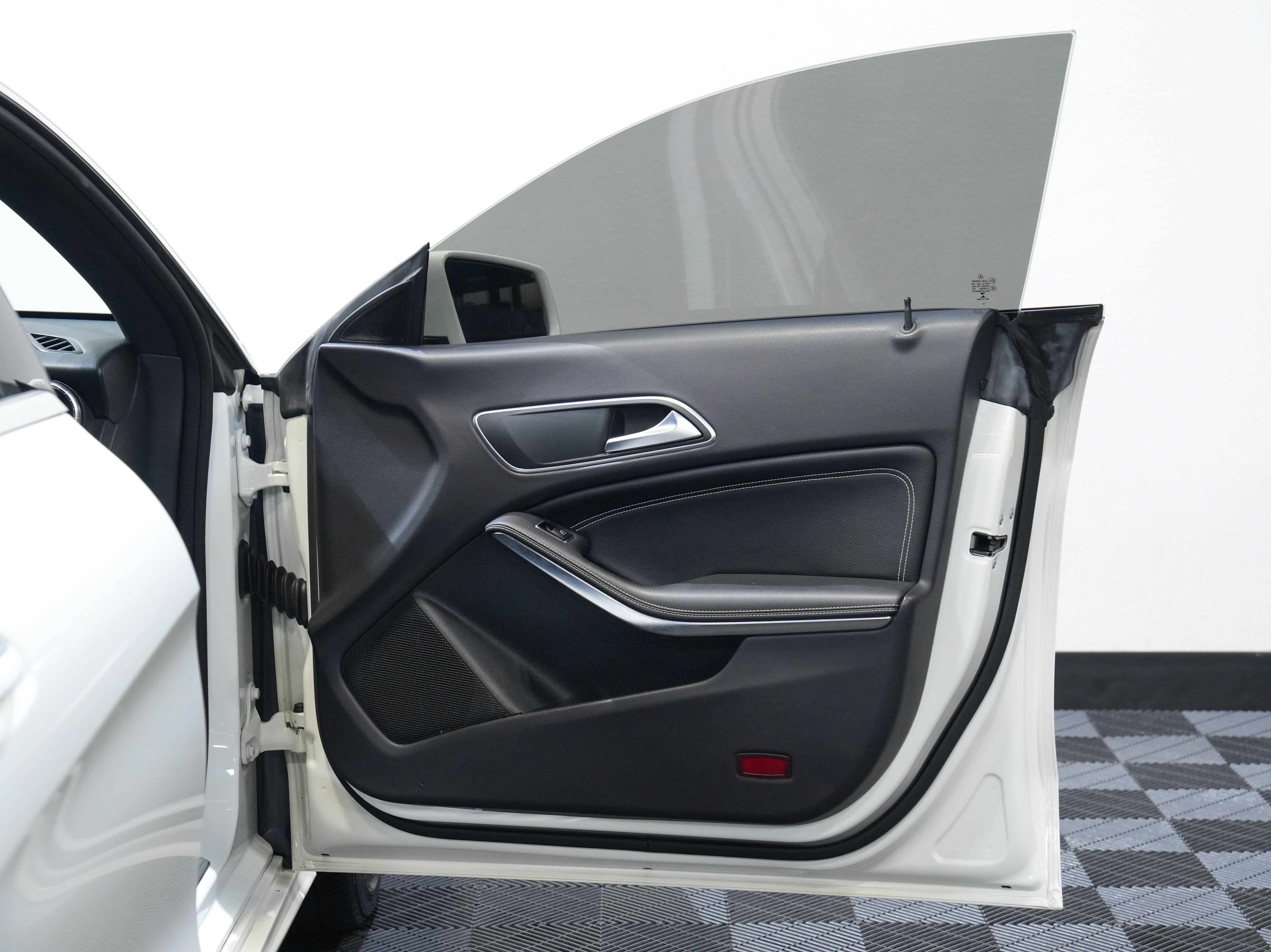 Used 2015 Mercedes-Benz CLA 250 image 23