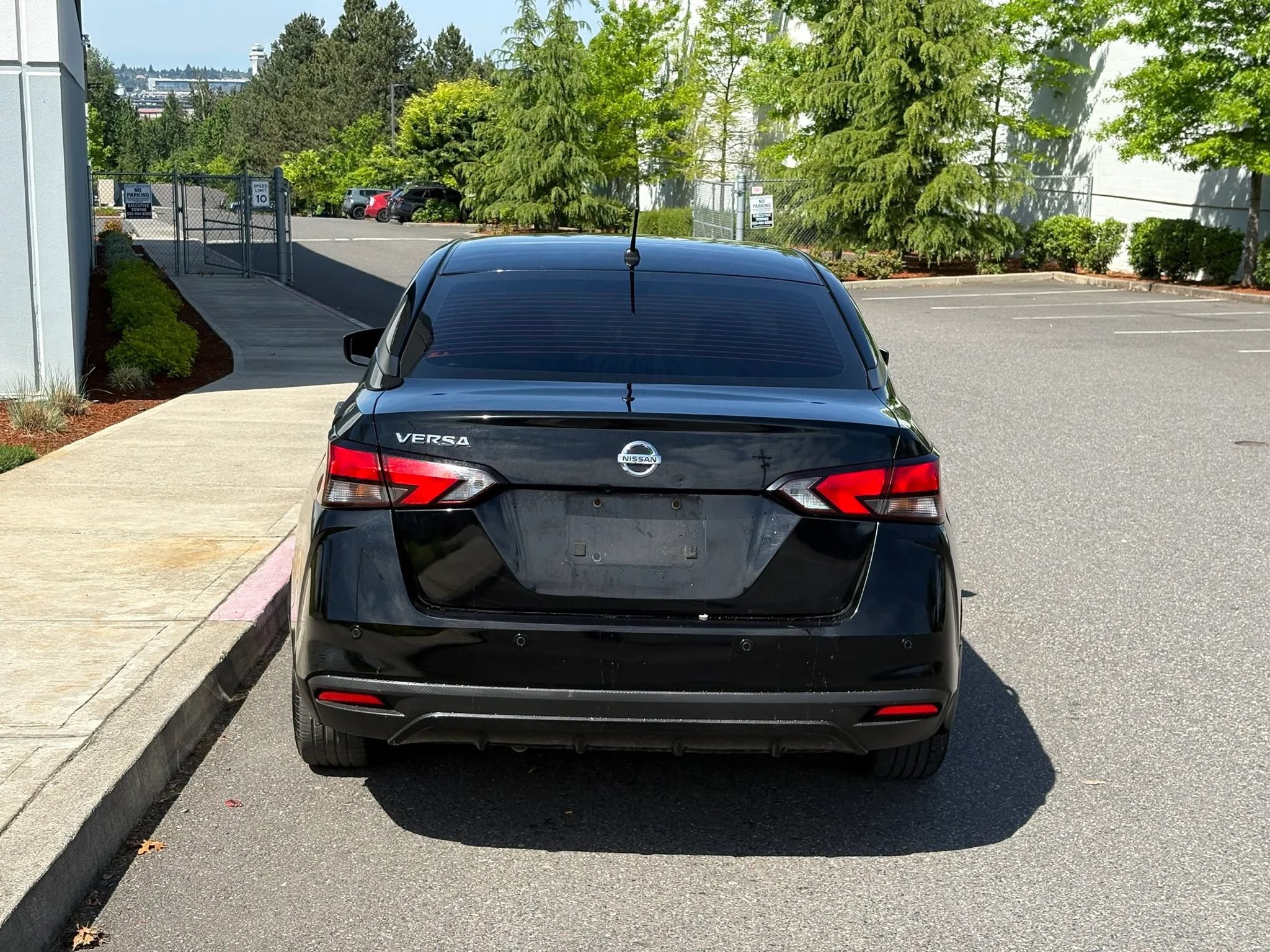 Used 2022 Nissan Versa S FWD image 5