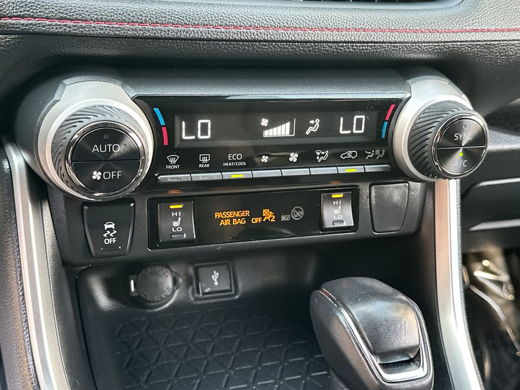 Used 2022 Toyota RAV4 SE w/ Weather & Moonroof Package image 30