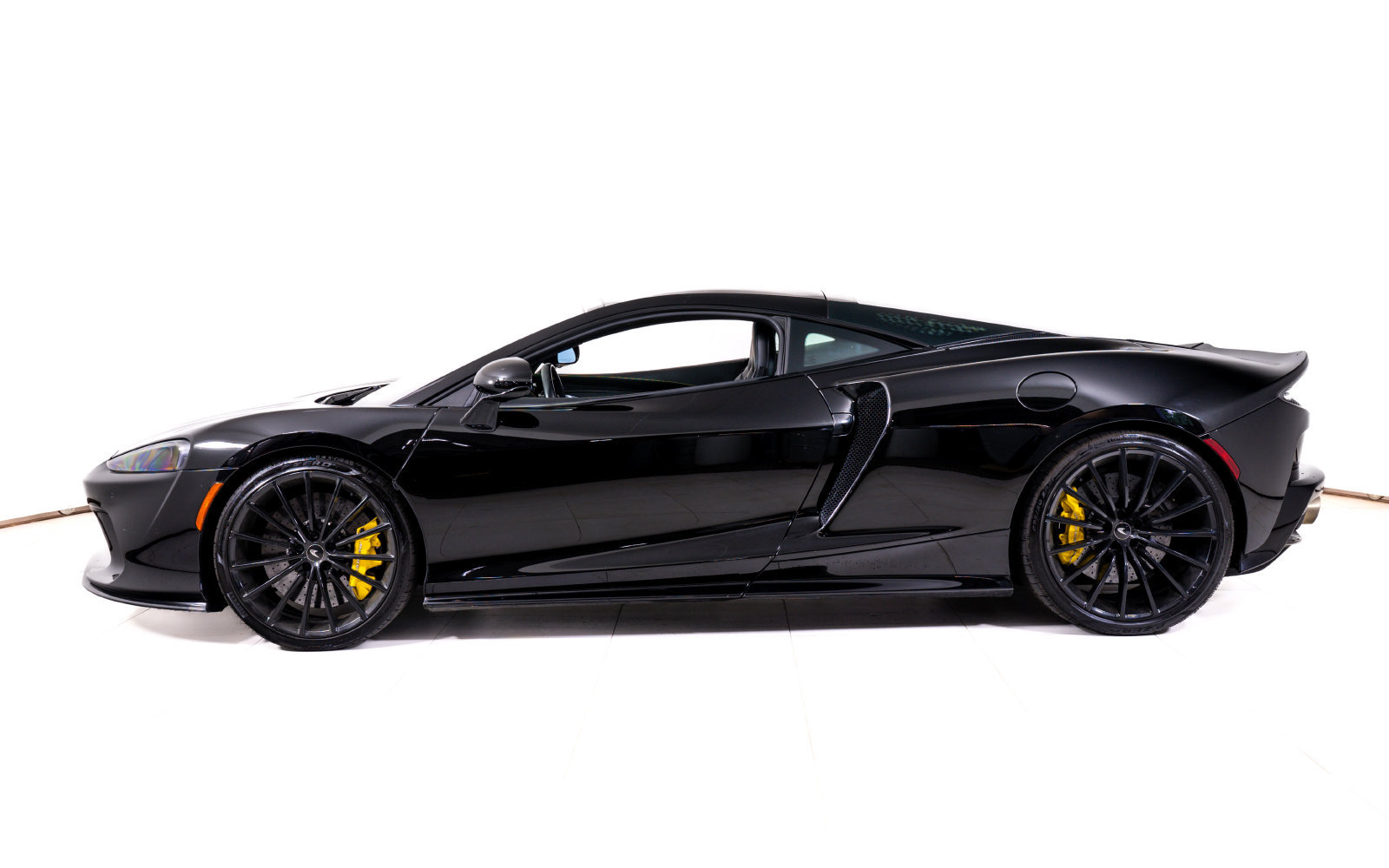 Used 2022 McLaren GT RWD image 2