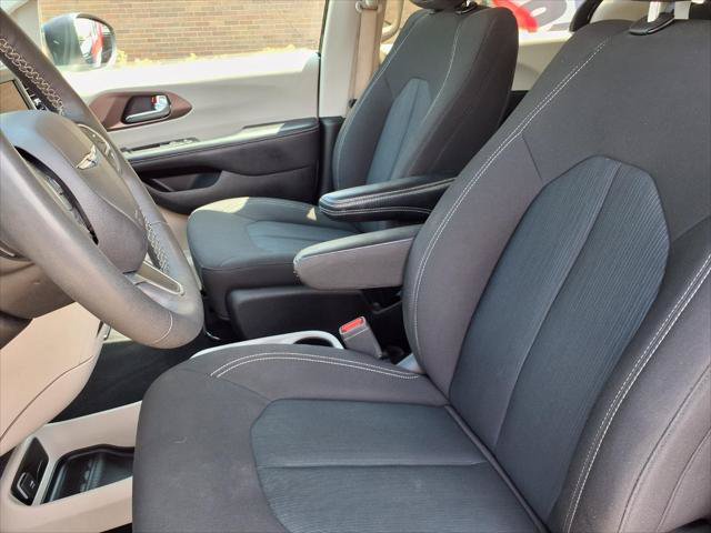 Certified 2023 Chrysler Voyager LX FWD image 3