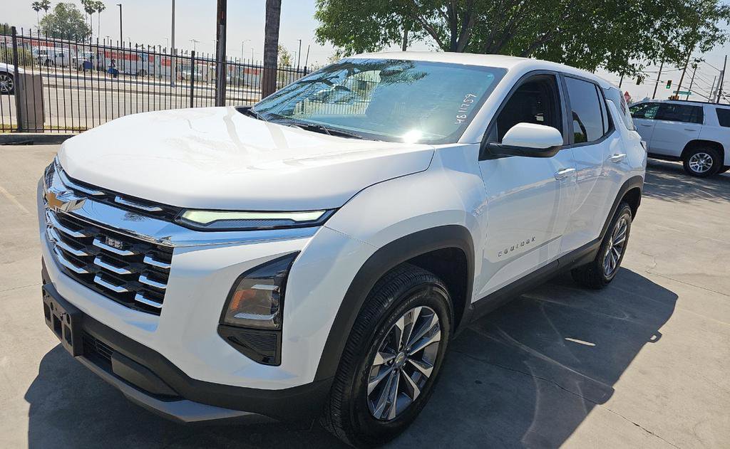 Used 2025 Chevrolet Equinox LT image 2