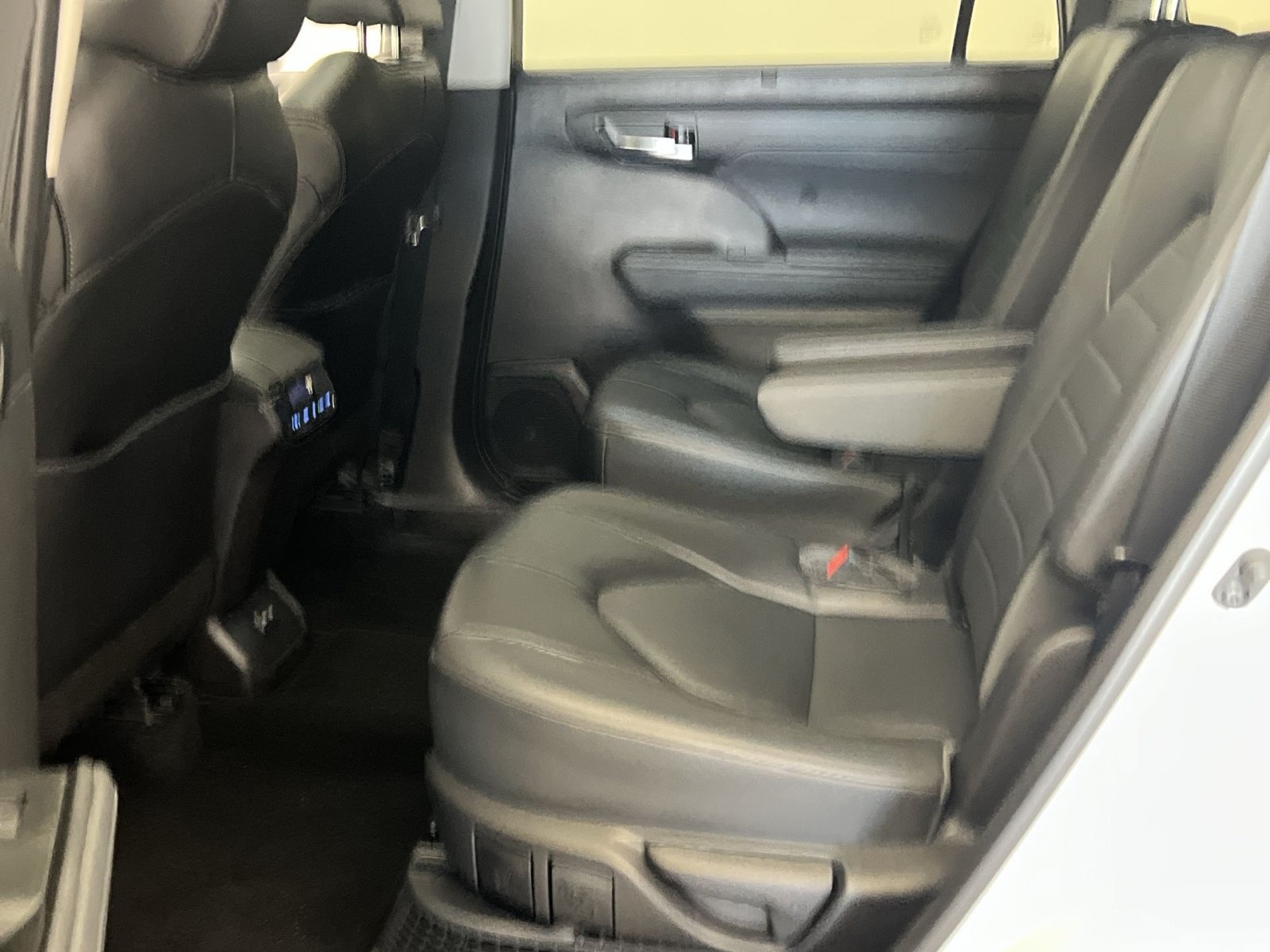 Used 2022 Toyota Highlander XLE AWD/4WD image 24