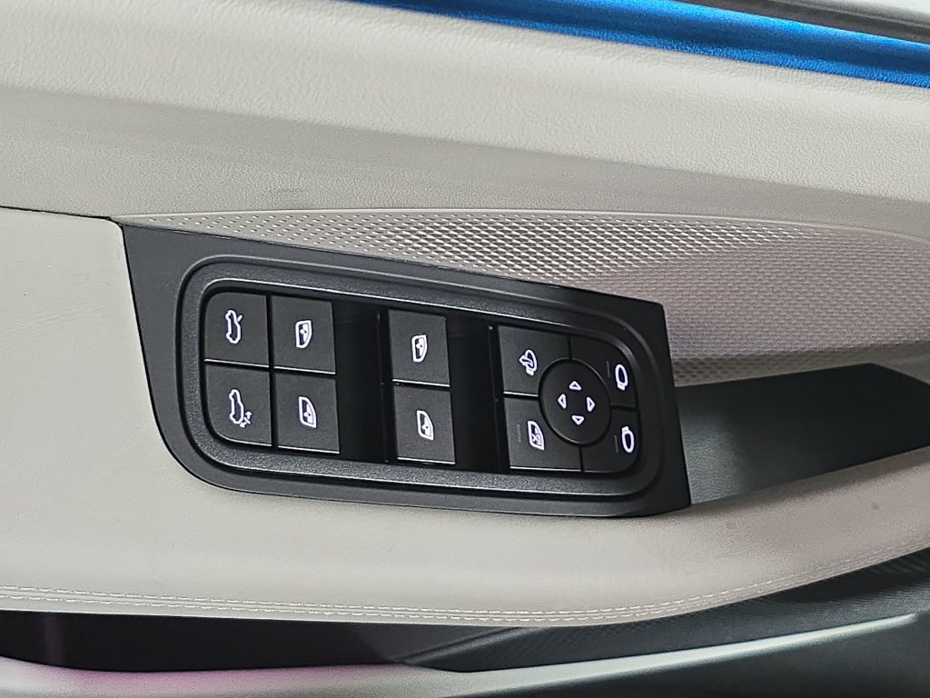 New 2026 Porsche Macan Electric RWD image 21