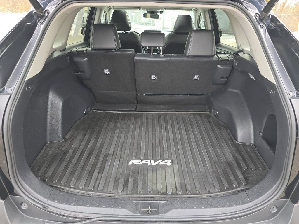 Used 2020 Toyota RAV4 XLE Premium image 17