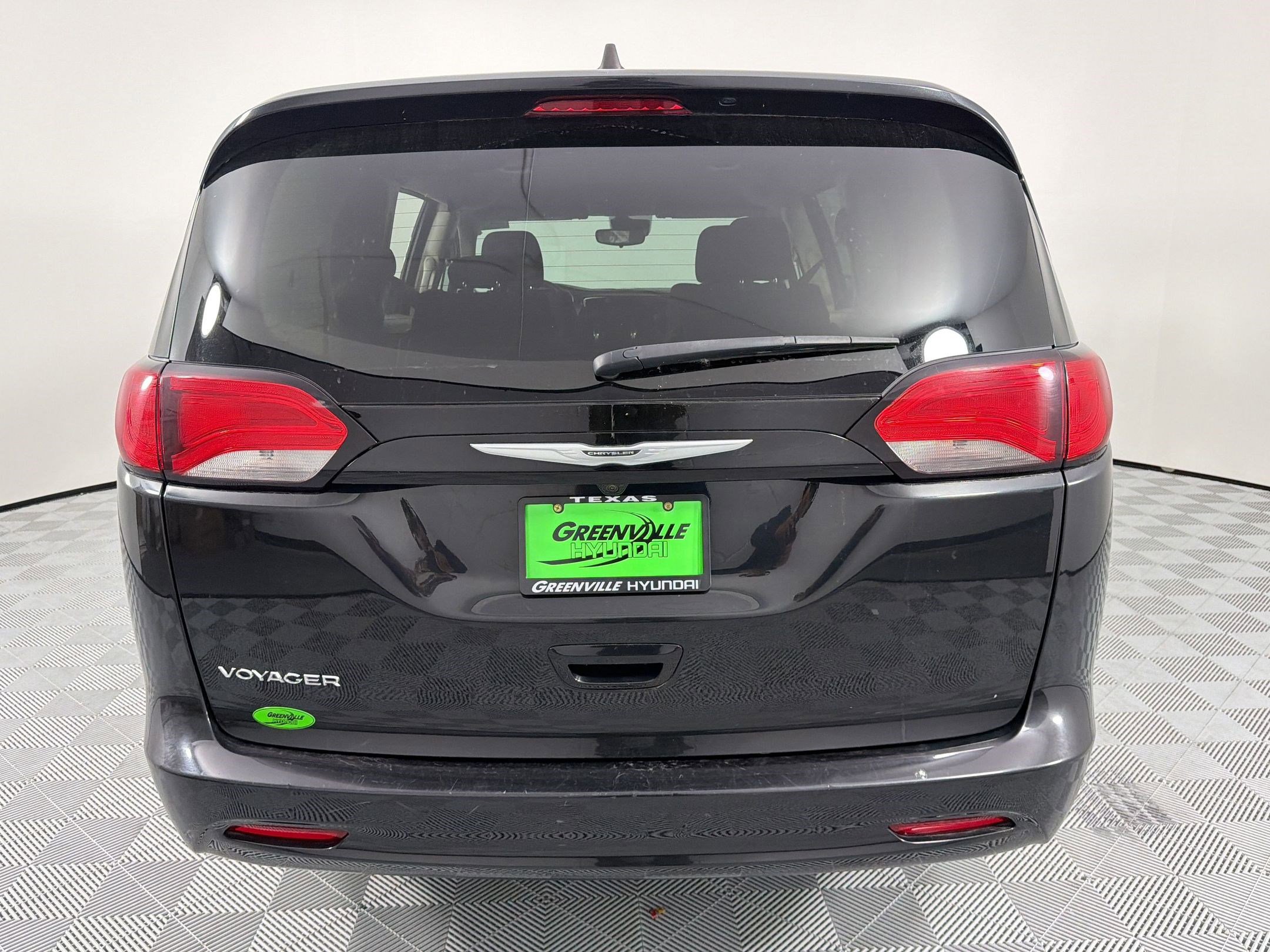 Used 2023 Chrysler Voyager LX image 10