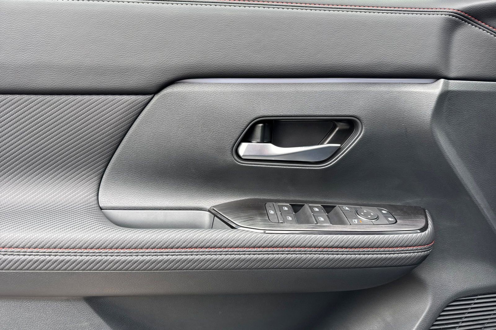 New 2026 Nissan Kicks SR w/ Cold Weather Package image 8