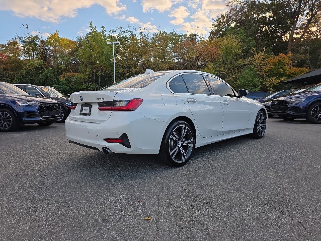 Used 2019 BMW 330i xDrive Sedan w/ Driving Assistance Package image 11