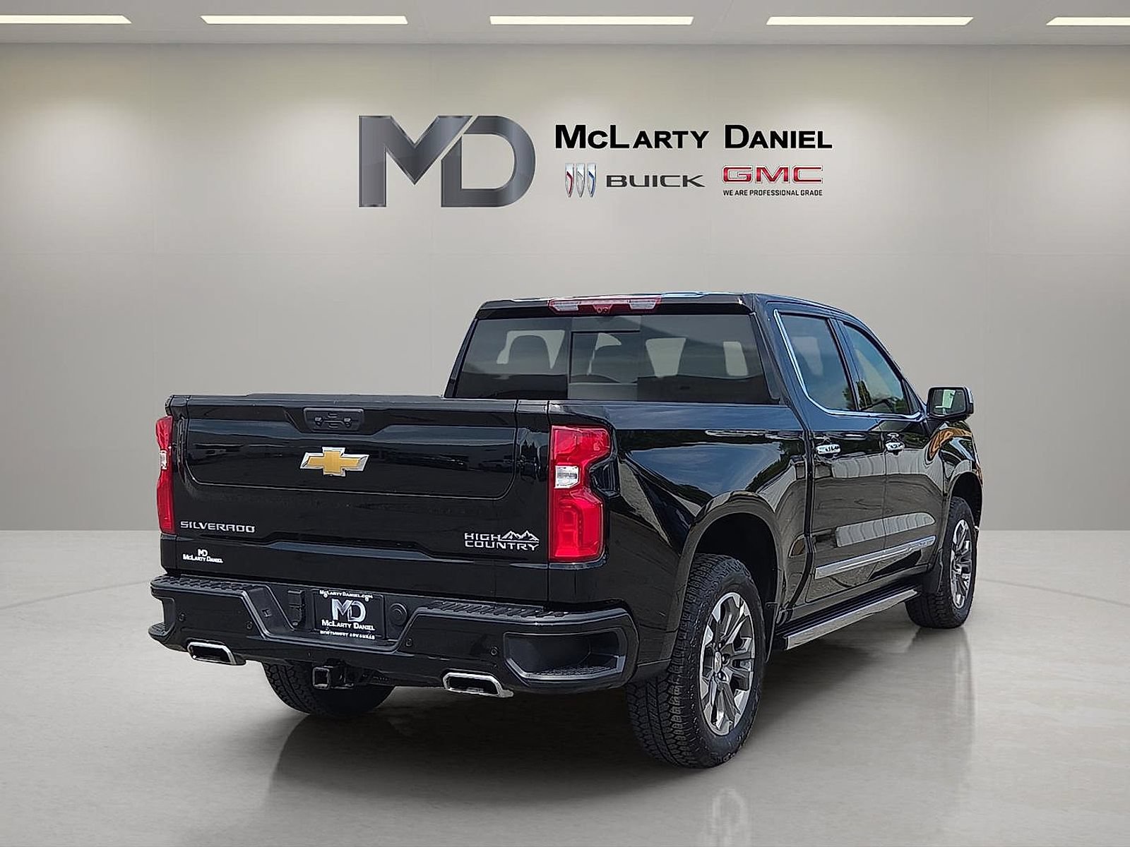 Used 2025 Chevrolet Silverado 1500 High Country w/ Technology Package AWD/4WD image 14