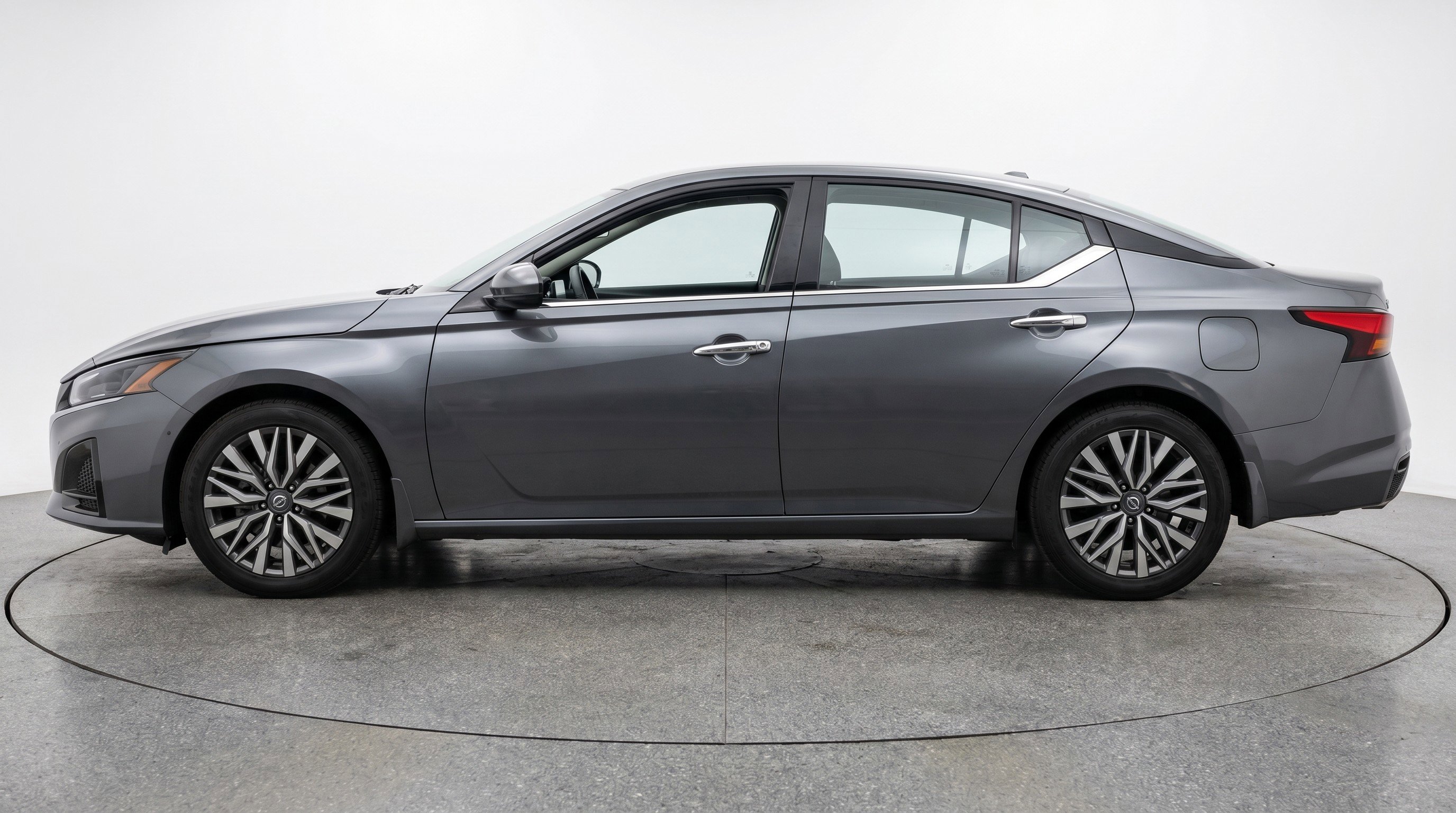 Used 2025 Nissan Altima 2.5 SV FWD image 5