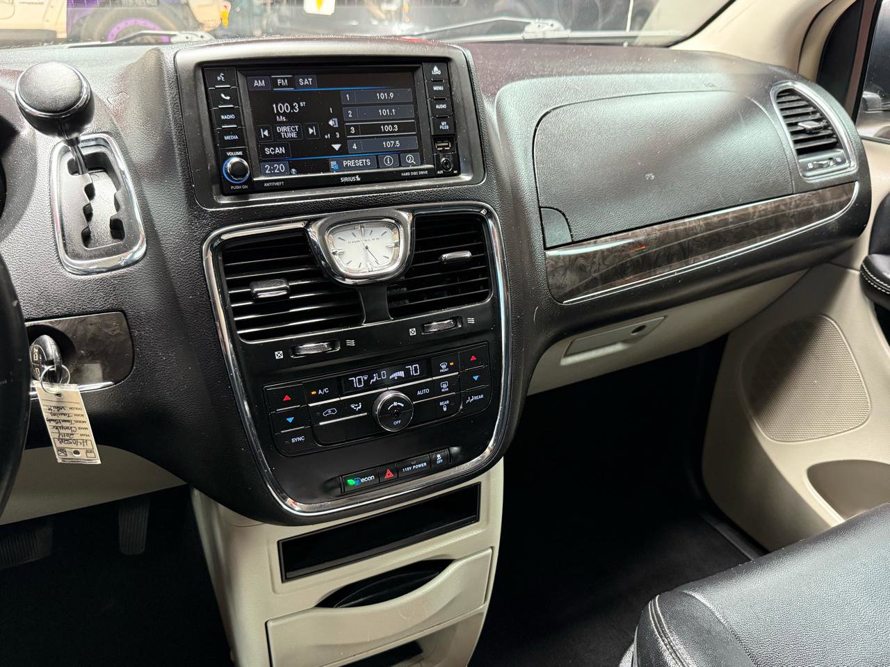 Used 2014 Chrysler Town & Country Touring FWD image 17