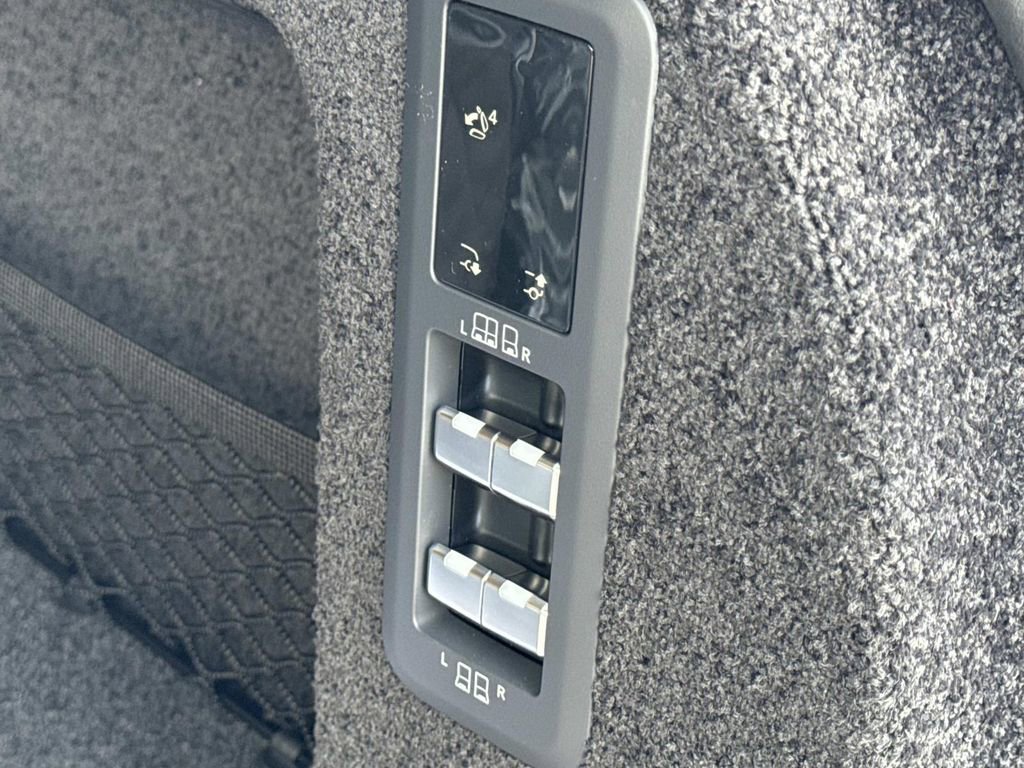 New 2026 Land Rover Range Rover Long Wheelbase SE image 6