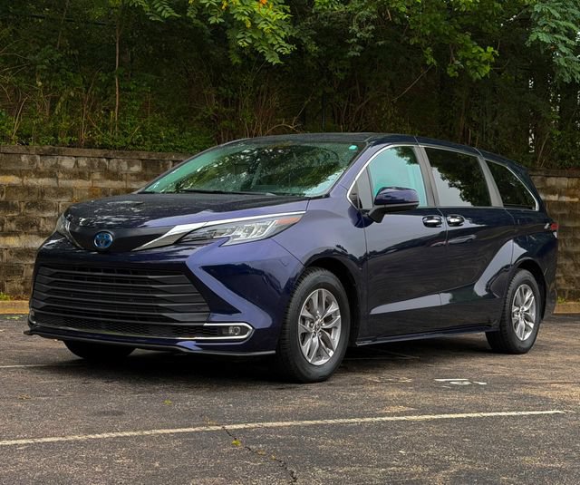 Used 2022 Toyota Sienna XLE FWD image 11