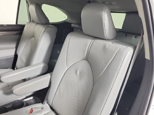 Used 2023 Toyota Highlander Limited FWD image 13