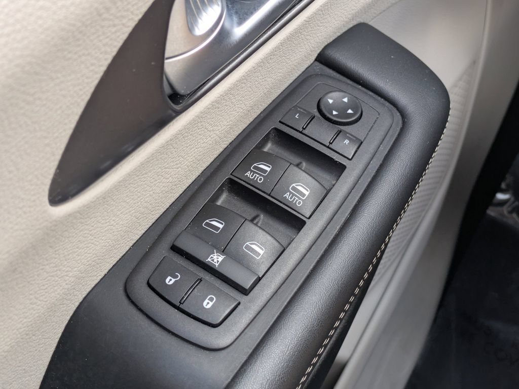 Used 2024 Chrysler Pacifica Touring-L FWD image 27