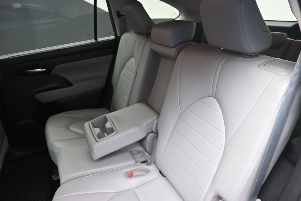 Used 2020 Toyota Highlander XLE FWD image 21